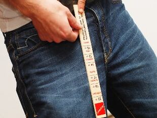 测量阴茎长度的男人