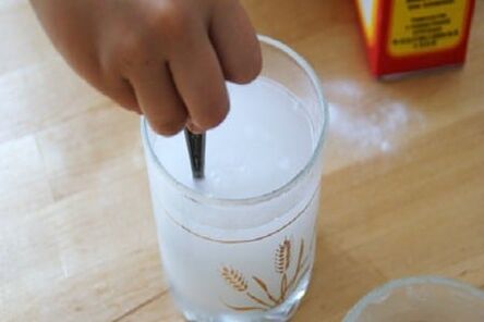 苏打水溶解在玻璃杯中